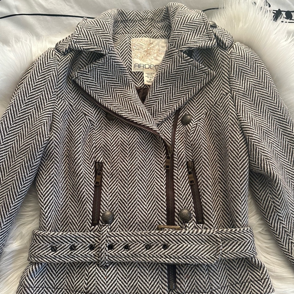 Arden B short Trench Coat with Classic Design
